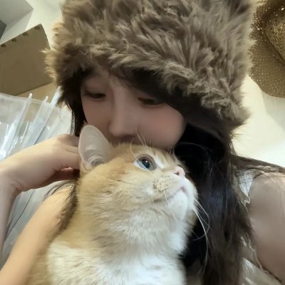 走在雪地上的人